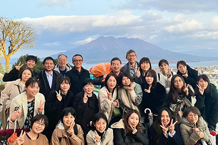 スタッフ集合写真（屋外）